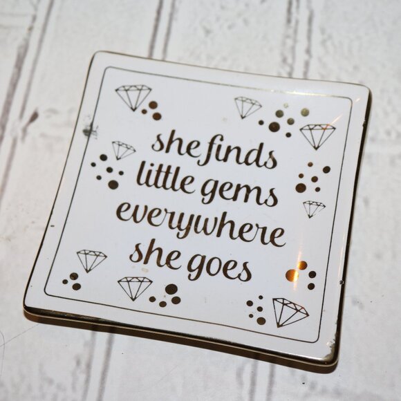 💎 Trinket Dish · 4.5" “She Finds Little Gems Everywhere She Goes” · Gold White - Picture 1 of 4